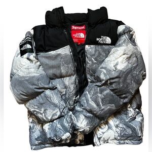 Supreme x North Face puffer. Size L. Black and silver color of Italian art